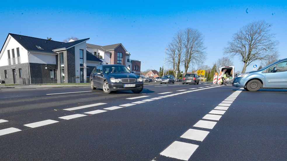 Ganze 16 Meter lang ist der Weg für Fußgänger an der Einmündung Theodor-Heuss-Straße (rechts) in die Königsstraße. Trotz der Markierung fühlten sich Fußgänger an solchen Stellen nicht wohl, sagt eine Verkehrsplanerin. Foto: Ortgies/Archiv