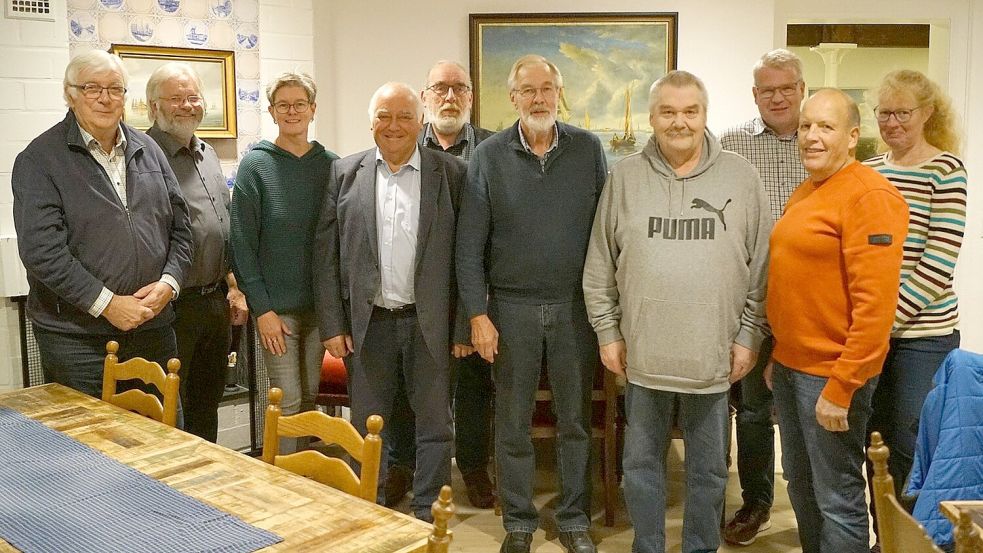 Bei der letzten Besprechung waren dabei (von links): Friedhelm Neehuis (Holte), Hinrich Heselmeyer (Heimatverein), Edith Schulte (Collinghorst), Bernhard Robbers (Langholt), Alf Schaa (Rhaudermoor), Eckhard Schulte (Rhaude), Feike van Ellen, Holger Amsel, Menno Dirksen, Simone Amsel (alle Holte). Foto: Heselmeyer