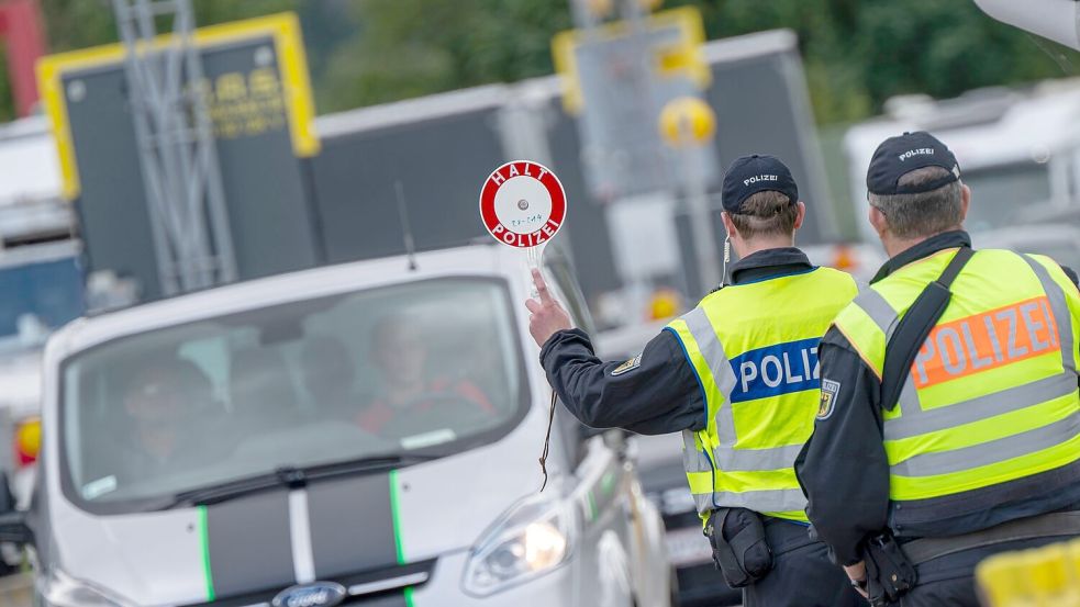 Inzwischen gibt es stationäre Grenzkontrollen an allen deutschen Landesgrenzen. 25 Prozent der Teilnehmer der Befragung gaben an, nicht funktionierender Grenzschutz treibe sie mehr um als alles andere. (Archivfoto) Foto: Peter Kneffel/dpa