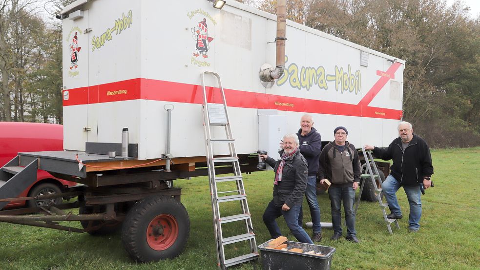 In Eigenleistung der Mitglieder der Eisschwimmgruppe „Pinguins“ Saterland (von links) Onno Bolhuis, Leonhard Hanekamp, Andreas Klann, Peter Schidah wurde die mobile Sauna komplett saniert. Foto: Passmann