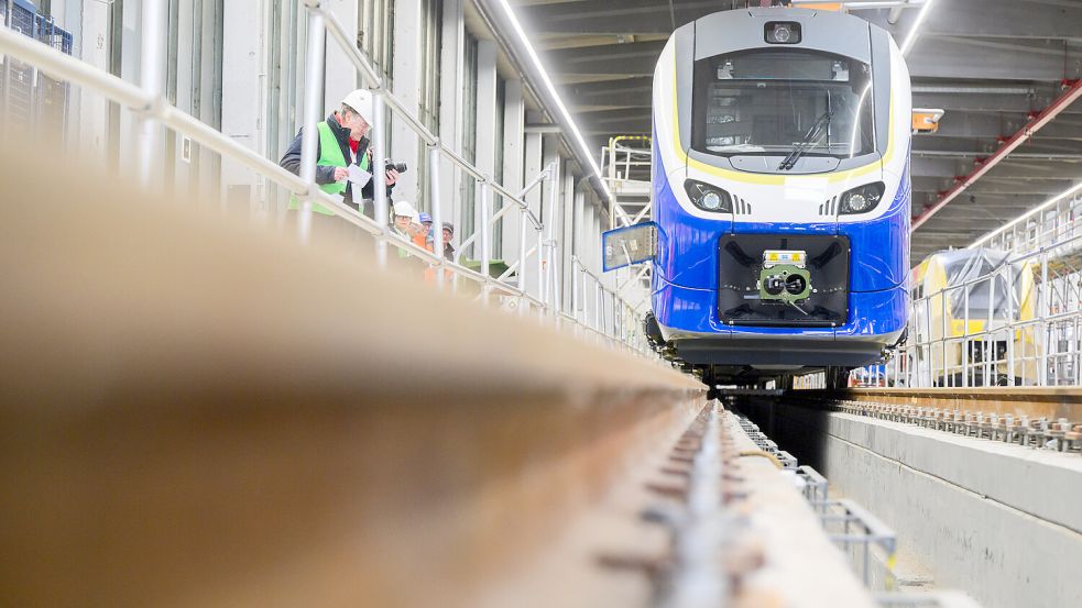 Erneut verzögert: Die Doppelstockzüge vom Typ „Coradia Max“, die der Zughersteller Alstom (Salzgitter) für den Nordwesten liefern will. Foto: dpa/Julian Stratenschulte