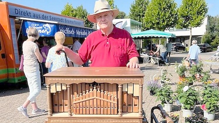 Das Foto zeigt Dr. Thomas Brey auf dem Wochenmarkt in Rhauderfehn. Foto: Archiv