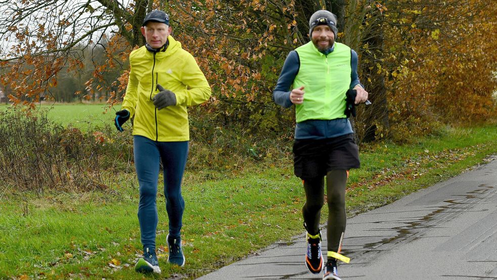 Jörg Raddatz (rechts) ist auf dem Weg von Rhauderfehn nach Bensersiel. Das Foto zeigt ihn Holtland mit seinem Bekannten Wilfried, der ihn einige Kilometer begleitete. Foto: Stromann