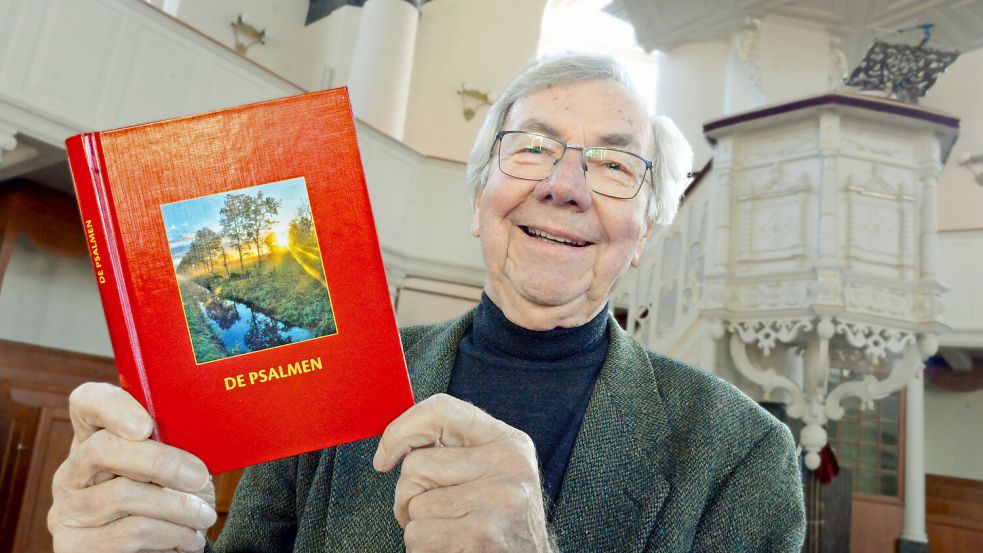 Das Buch mit „De Psalmen“ auf Plattdeutsch wurde in der Großen Kirche in Leer vorgestellt. Jann Schmidt hat sie übersetzt. Foto: Lüppen