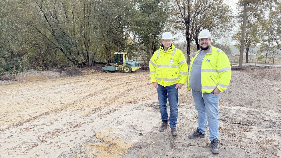 Gerold Eiben und Hans-Gerd Janssen vor der großen Sandfläche, auf der die Modernisierungsbauten errichtet werden. Foto: Matthias Wittschieben/OOWV