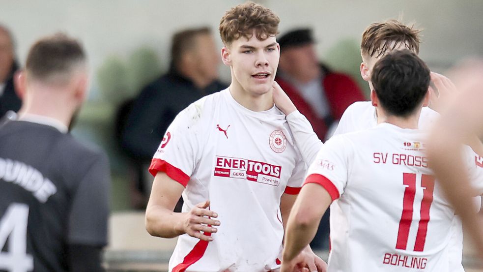 Klaas Bikker (Mitte) schoss in dieser Bezirksliga-Saison schon 16 Tore für den SV Großefehn. Foto: Doden, Emden