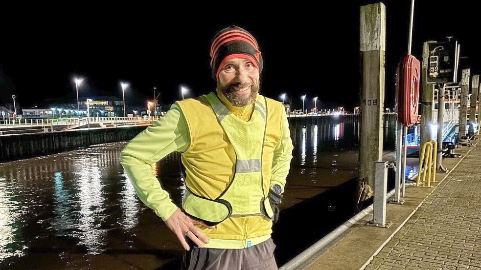 Erschöpft, aber glücklich im Hafen von Bensersiel: Jörg Raddatz am Mittwochabend. Foto: Siemens