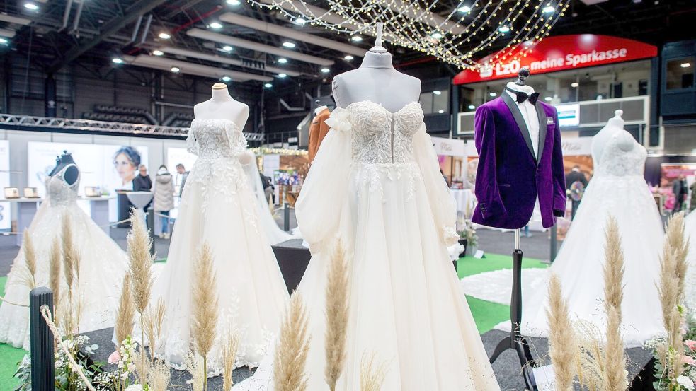 Im schulterfreien Hochzeitskleid friert die Braut im Winter vielleicht - doch längst nicht jeder lässt sich davon abhalten. (Archivbild) Foto: Hauke-Christian Dittrich/dpa