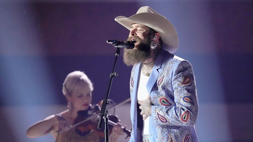 Rapper Post Malone tritt bei der Vergabe der Country-Preise auf. Foto: George Walker IV/Invision via AP/dpa