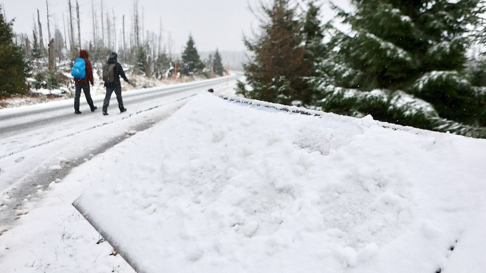 Wanderer im Harz durften sich bereits über den ersten Schnee freuen. Foto: dpa/Matthias Bein