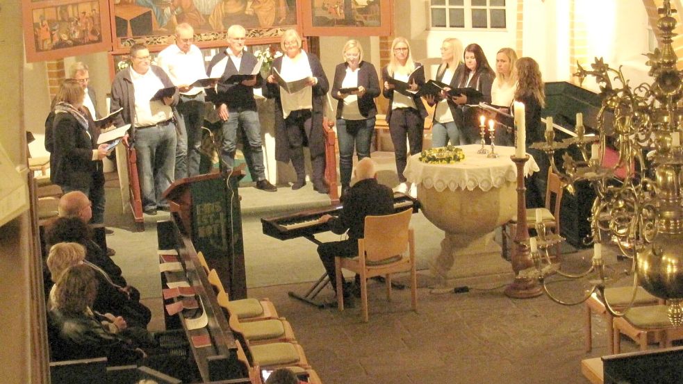 Der Papenburger Chor „Madrigal“ singt zum Jubiläum der Kirchenorgel in Völlen. Foto: Andreas Engel