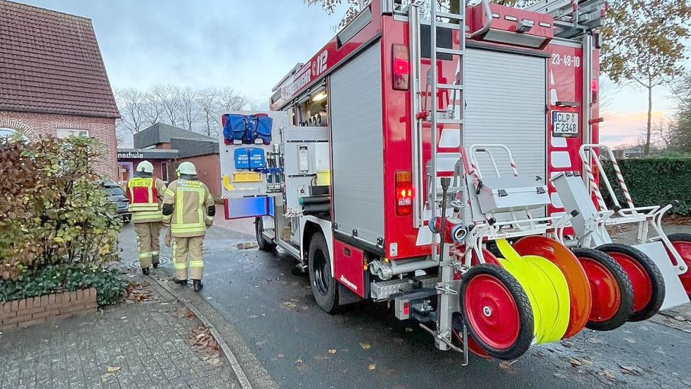 Aufgrund einer Rauchentwicklung in der Marienschule in Strücklingen wurden mehrere Feuerwehren alarmiert. Foto: Giehl/Feuerwehr Saterland