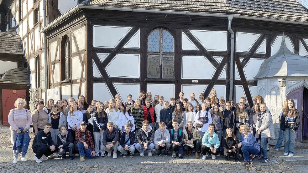 Schüleraustausch 2024: Vor der Friedenskirche in Świdnica (Schweidnitz) versammeln sich die ukrainischen, polnischen und deutschen Jugendlichen mit ihren Lehrern zum Gruppenfoto. HRS Saterland/ Miriam Kösters