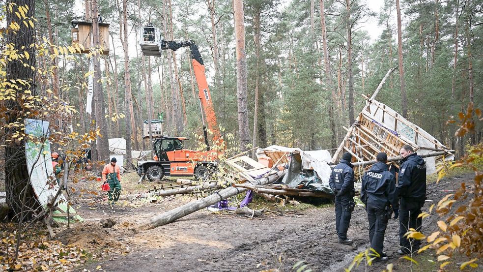 Die Baumhäuser im aufgelösten Tesla-Protestcamp sollen verschwinden. Die Polizei lässt die Reste des Lagers entsorgen. Foto: Sebastian Christoph Gollnow/dpa