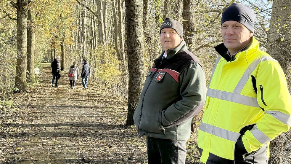 Joachim Frerichs vom Bauamt der Gemeinde Rhauderfehn (von rechts) und Bezirksförster Erich Delfs waren beim Rundgang mit dem Umweltamt dabei. Auch Bürger, die sich um die Bäume sorgen, hatten sich angeschlossen. Foto: Janßen