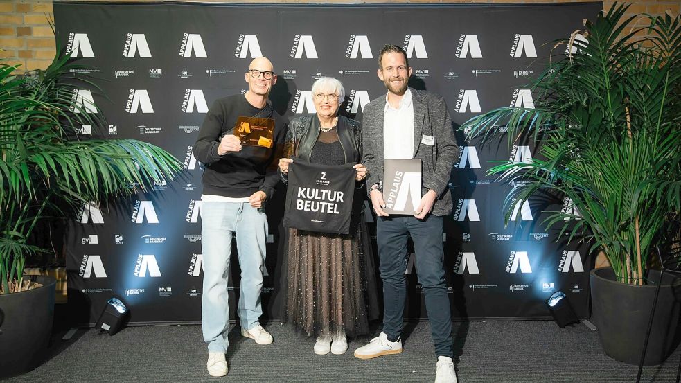 Freuten sich über den Preis: Marco Hanneken und Markus Wilken-Pache vom Zollhaus zusammen mit Kulturstaatsministerin Claudia Roth. Foto: Michelle Dynio