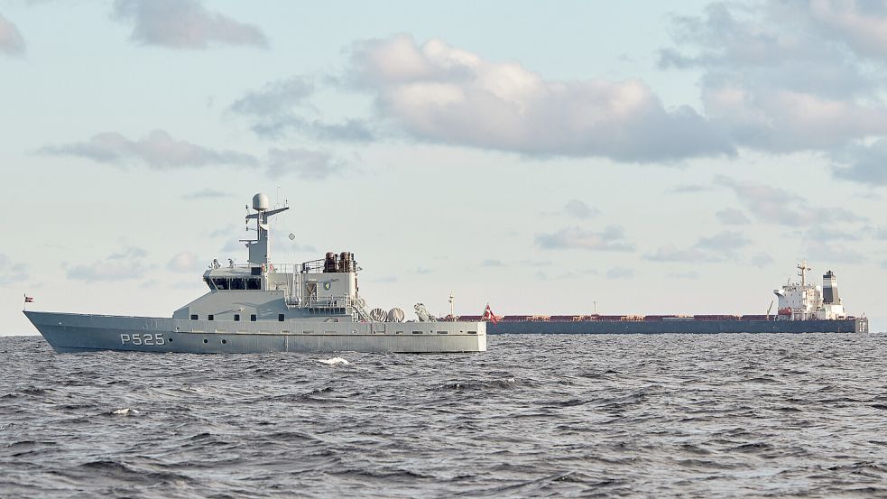 Der chinesische Massengutfrachter „Yi Peng 3“ liegt vor Anker im Kattegat und wird von einem dänischen Marinepatrouillenschiff überwacht. Foto: picture alliance/dpa/Ritzau Scanpix Foto/AP