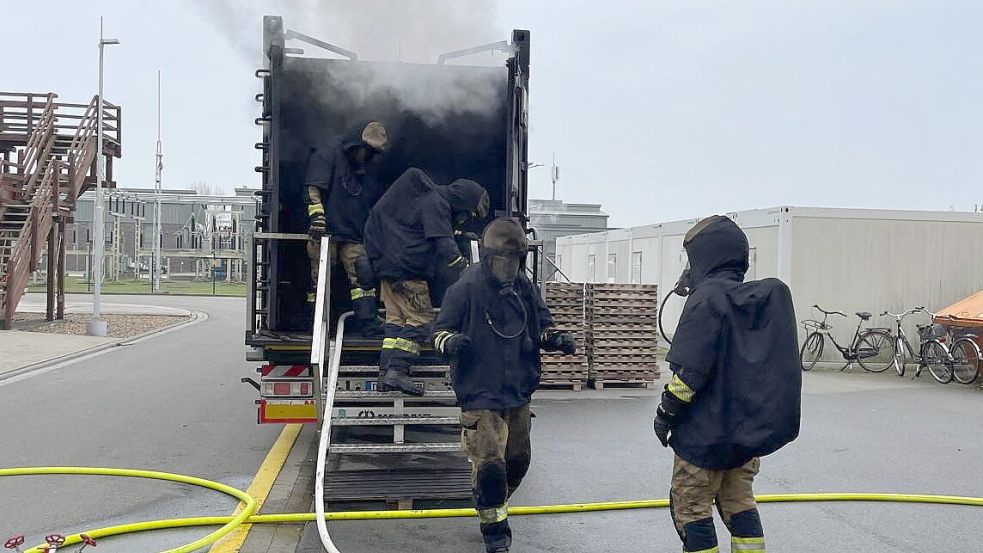 In einem speziellen Container wurde geprobt, was im Ernstfall zu tun ist. Foto: Sefe Storage