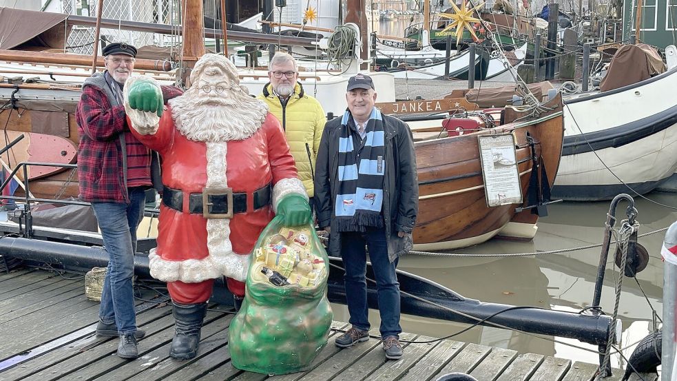 Eilert Stöter (von rechts), Vorsitzender des Schipperklottje, stellte zusammen mit den beiden zweiten Vorsitzenden Ralf Huneke und Uli Stöhr das Programm des Wiehnachtsmarktes achter d’ Waag vor. Foto: Bothe