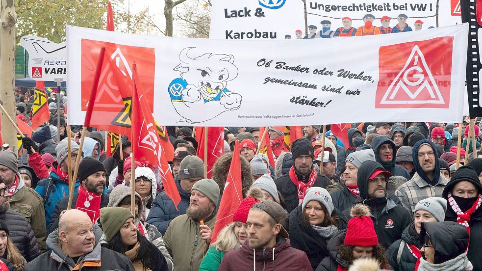 Tausende Teilnehmer demonstrieren vor dem Werk am Verhandlungsort in der Volkswagen Arena, mit anschließender Protest-Kundgebung direkt vor dem Stadion. Foto: Alicia Windzio/dpa