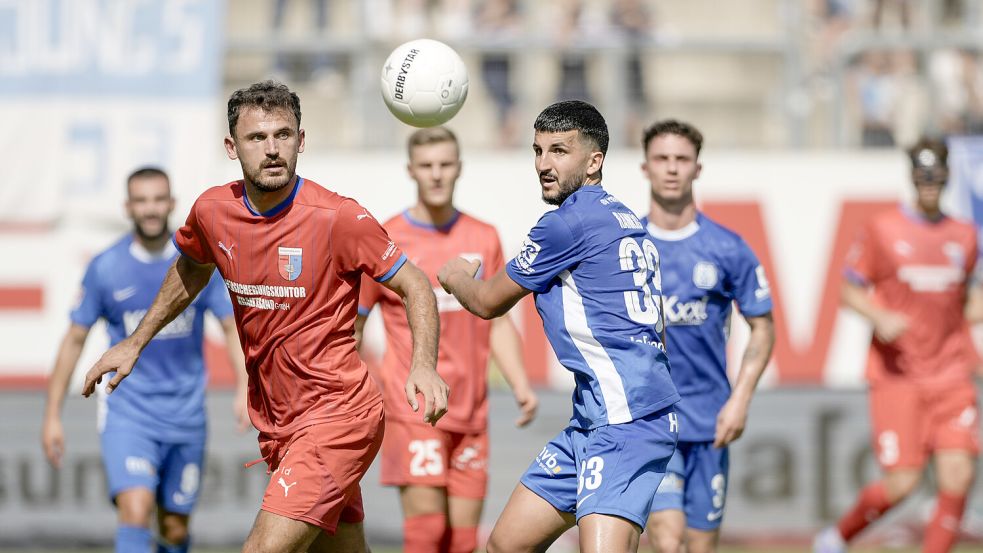 Kehrt nach seiner Gelbsperre voraussichtlich wieder in die Startelf zurück: Stefan Rankic (rechts), hier im Hinspiel im Duell gegen den Ex-Meppener Haris Hyseni (links). Foto: Picturepower/Werner Scholz