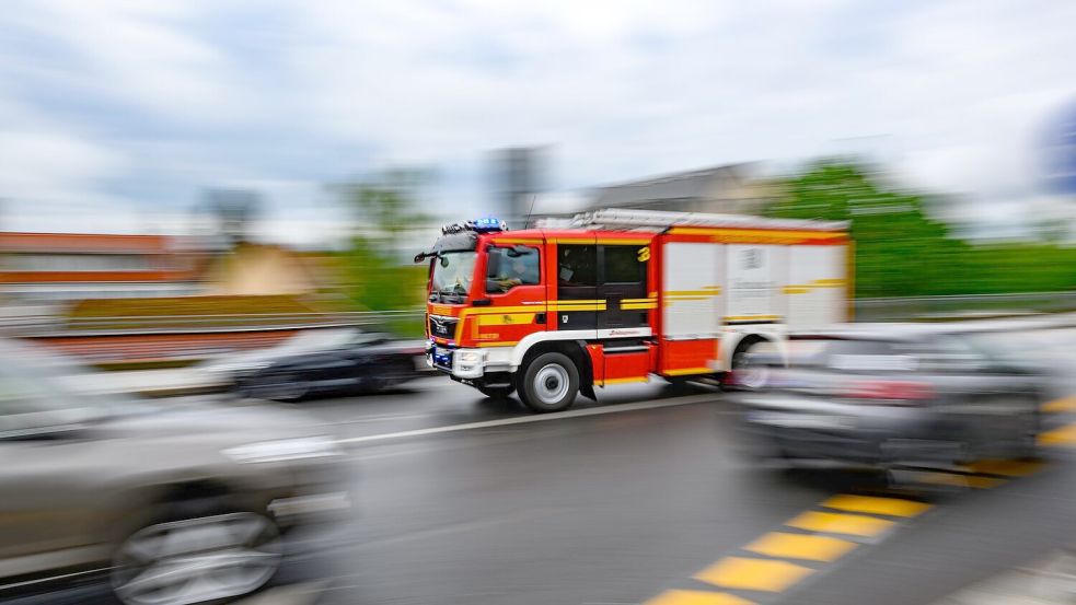 Ein zweijähriger Junge ist in Pirna in einen Schacht gefallen und musste befreit werden. (Symbolbild) Foto: Robert Michael/dpa