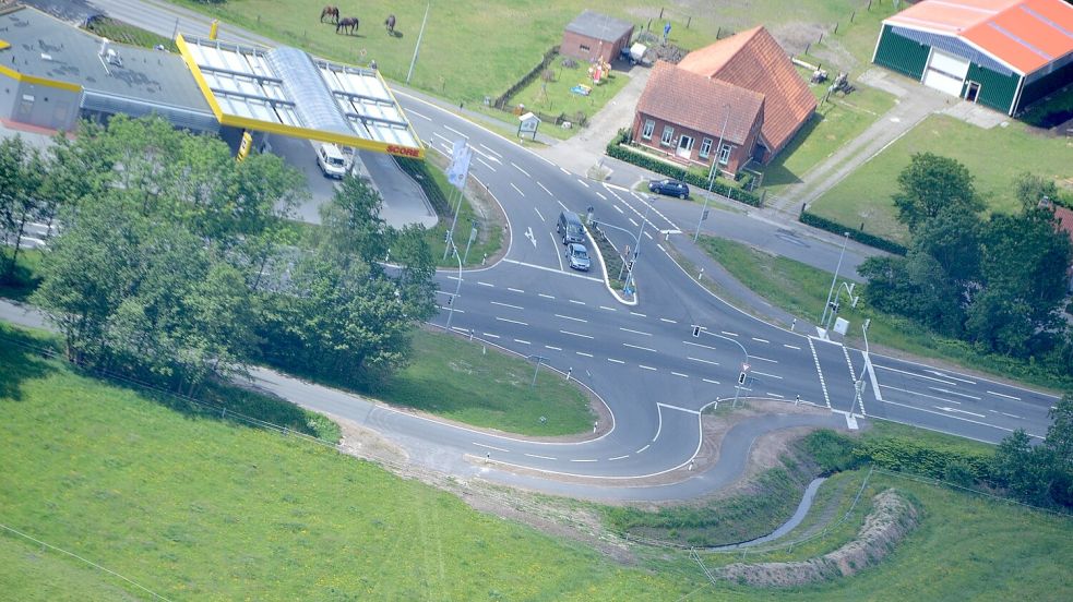 An der Ampelkreuzung Burgstraße/Tjücher Moortun/B 72 in Marienhafe ereignete sich der Unfall, bei dem am Donnerstag vier Kinder verletzt wurden. Foto: Thomas Dirks