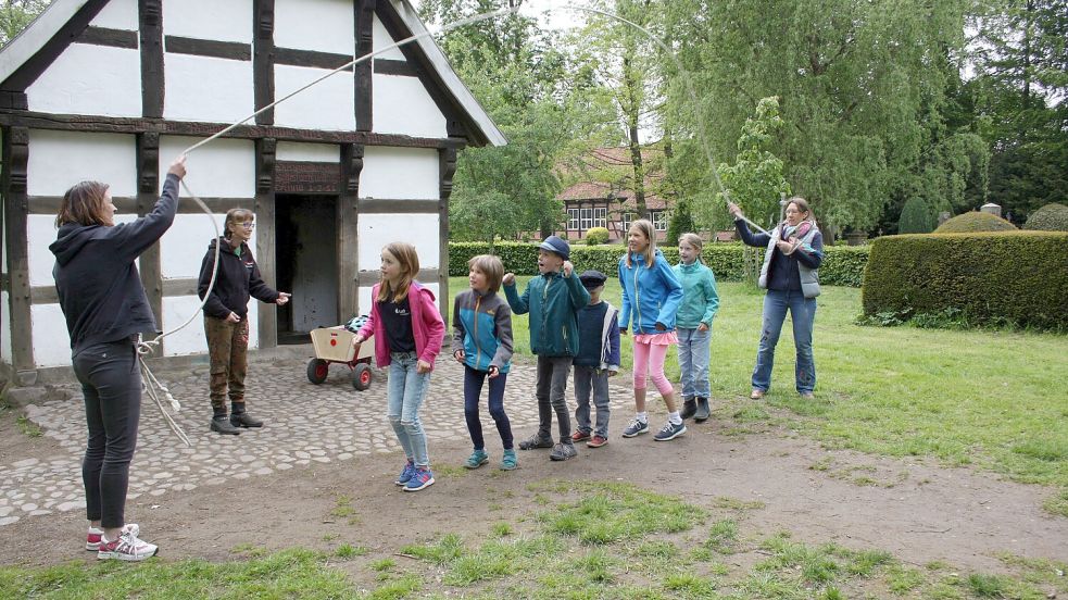 Im Museumsdorf Cloppenburg werden „Alte Spiele“ angeboten. Foto: Ulla Moormann/Museumsdorf