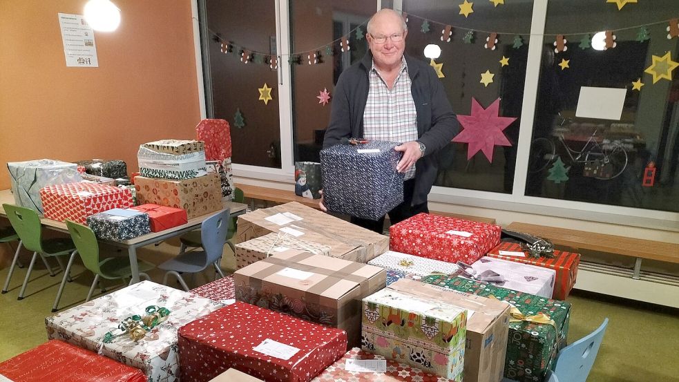 Das Foto zeigt Helfer Hermann Dicken mit zahlreichen Paketen der Weihnachtspaketaktion. Foto: Strohschnieder