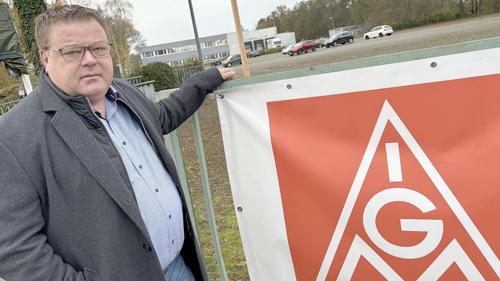 Thomas Gelder, 1. Bevollmächtigter der IG Metall Leer-Papenburg, vor dem Opti-Werk in Rhauderfehn. Dort wurden Transparente aufgehängt. Foto: Janßen