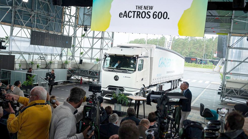 Im Herbst 2023 wurde der neue E-Lkw vorgestellt. Nun ist bei Daimler Truck die Serienfertigung angelaufen. (Archivbild) Foto: Jonas Walzberg/dpa