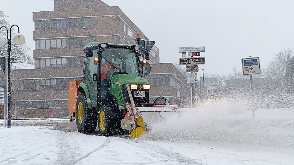 Zwei Teams mit je mehr als 20 Mitarbeitern sind für den Winterdienst der Stadtwerke Leer im Einsatz. Foto: Stadtwerke/Archiv