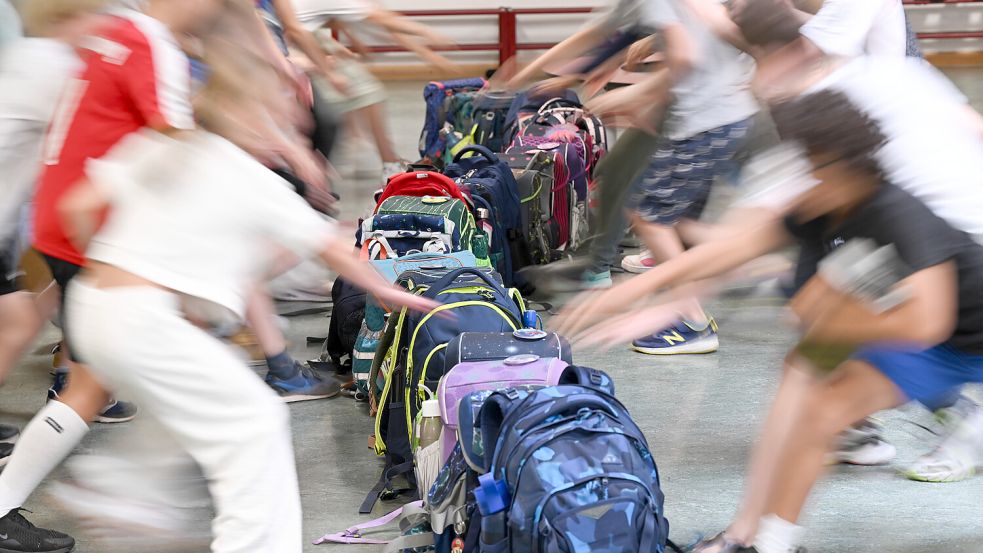 Auf die Plätze, fertig, Unterrichtsbeginn: In Leer soll diskutiert werden, wann die Schulen morgens starten. Foto: Dedert/dpa