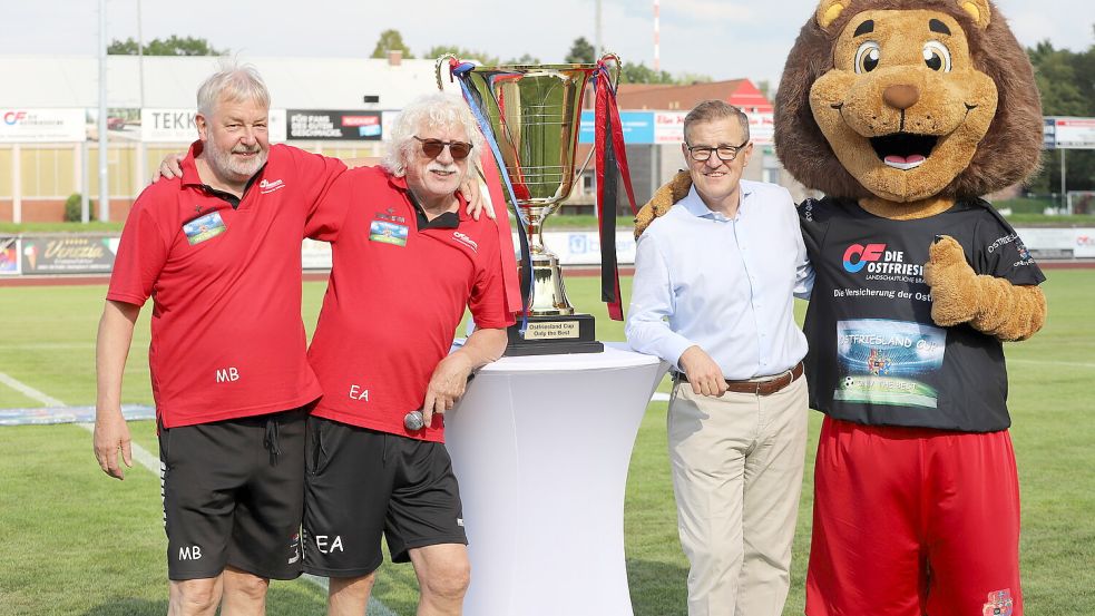 Manfred Bloem (links) und Ewald Adden sind die Turniermacher. Letzten Sommer lotsten sie sogar Bayern-Chef Jan-Christian Dreesen (rechts) zum Finale nach Aurich. Foto: Gronewold