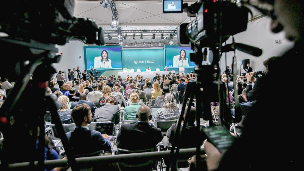 Volles Haus bei der Pressekonferenz Baerbocks auf der Klimakonferenz. Foto: Bianca Otero/ZUMA Press Wire/dpa