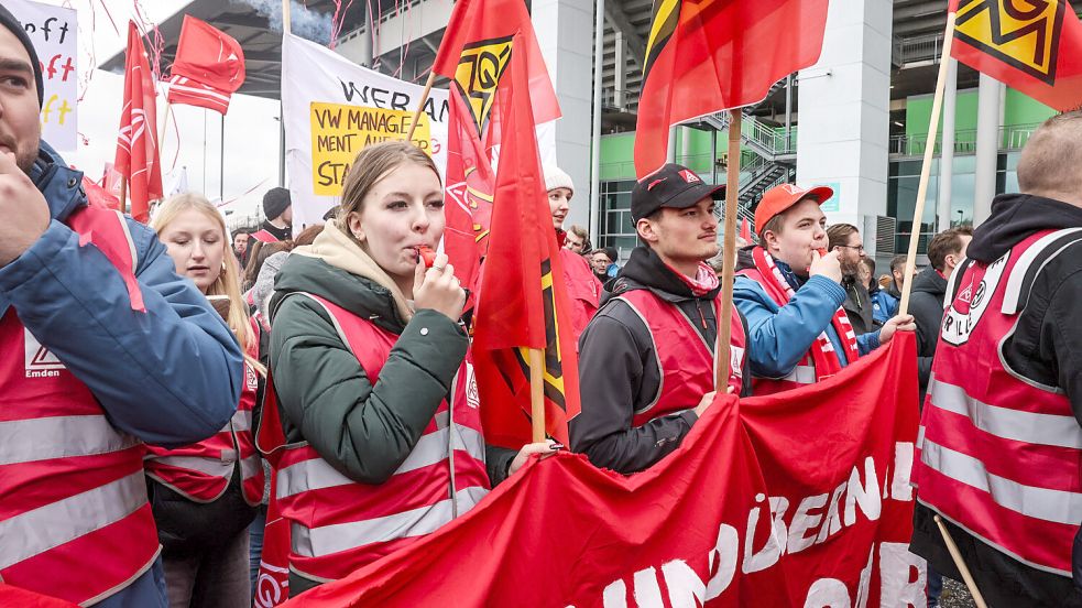 So wie hier am Donnerstag in Wolfsburg wollen die Emder VW-Beschäftigten ab Dezember auch an ihrem eigenen Standort Flagge zeigen. Foto: Hock