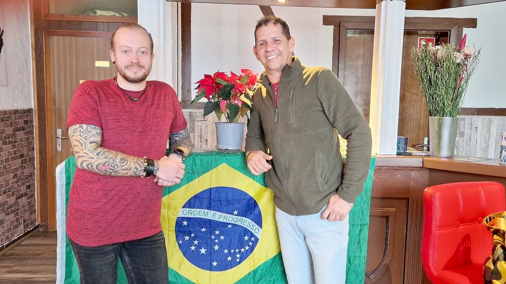 Carsten Willems und Salustiano Ramos-Schlüter freuen sich, dass das soziale Angebot im Café so gut angenommen wird und wollen es sogar noch ausbauen. Foto: Gettkowski