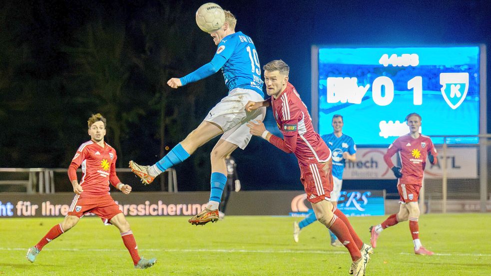 Die Kickers-Abwehr - hier mit Dennis Engel (rechts) - räumte in Lohne wirklich alles weg. Fotos: Wenzel