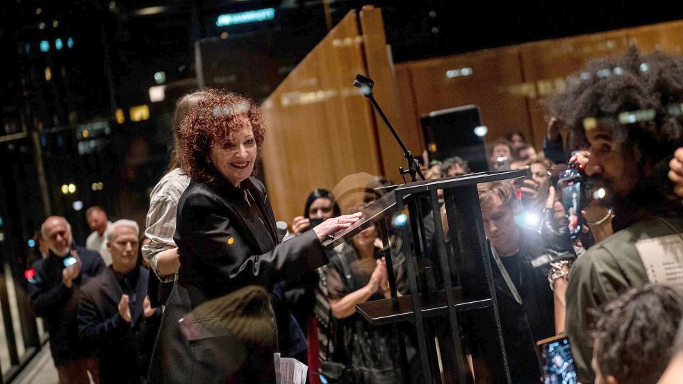 Nan Goldin spricht auf der Ausstellungseröffnung „Nan Goldin. This Will Not End Well“. Foto: Fabian Sommer/dpa