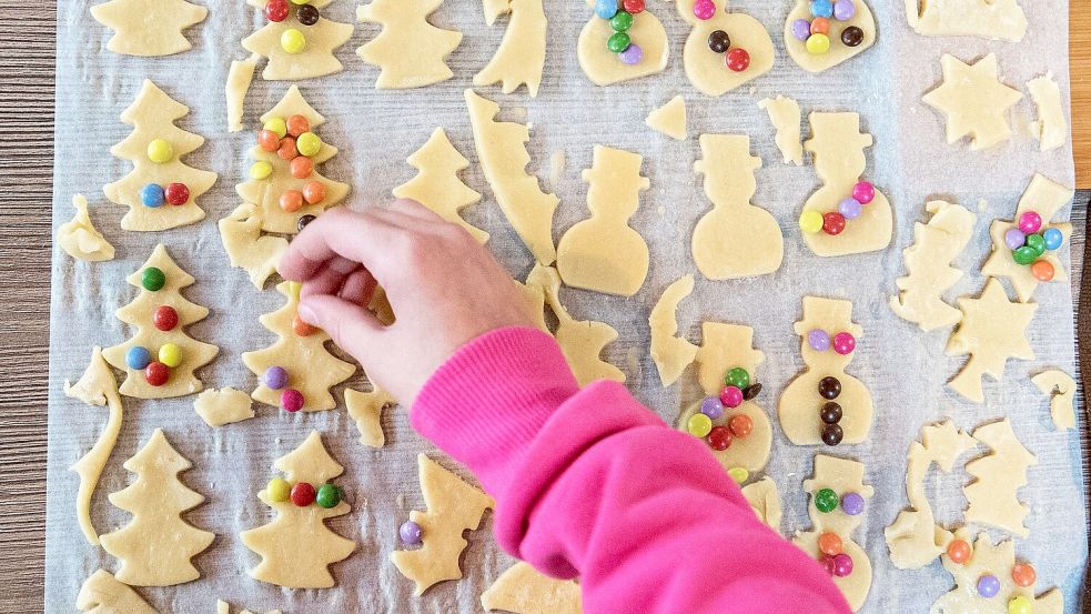 Weihnachtsplätzchen sind bei vielen Menschen in Deutschland sehr beliebt. (Symbolbild) Foto: Daniel Bockwoldt/dpa