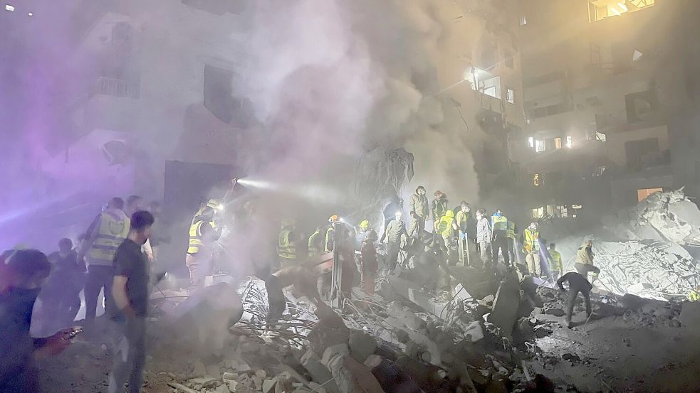 Mindestens vier Menschen sollen bei dem Angriff auf ein Wohngebäude in Beirut ums Leben gekommen sein. Foto: Bilal Hussein/AP/dpa