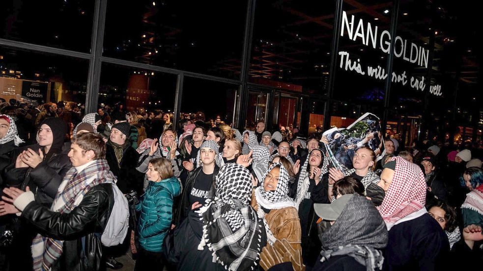 Die Ausstellungseröffnung von Nan Goldin in Berlin wird von Protesten begleitet. Foto: Fabian Sommer/dpa