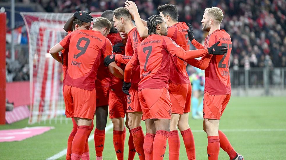 Der FC Bayern jubelt in der Bundesliga - nach Ansage von Uli Hoeneß im Sommer auch als Meister. Foto: Sven Hoppe/dpa