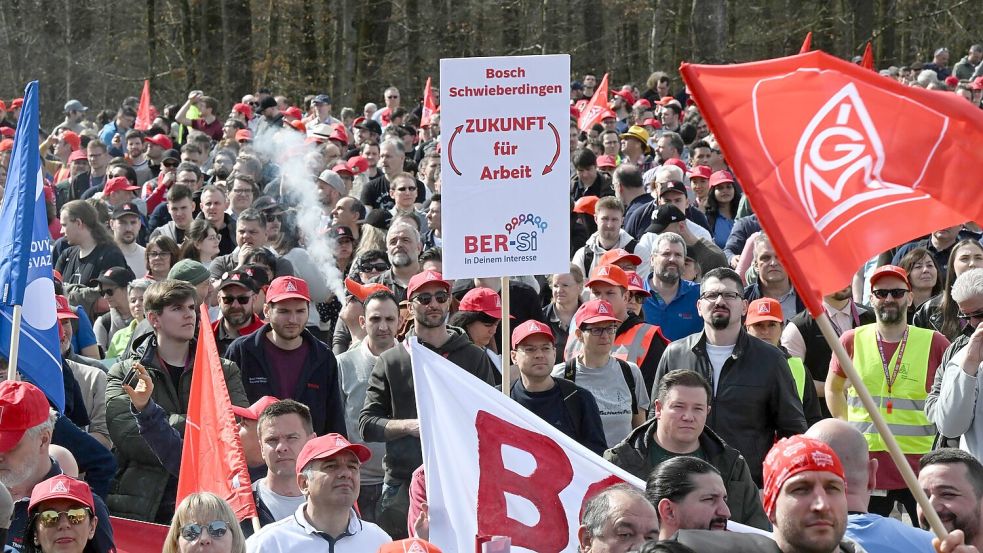 Beschäftigte protestierten schon im Frühjahr gegen die Sparpläne bei Bosch - nun hat der Betriebsrat erneut Widerstand angekündigt. (Archivbild) Foto: Bernd Weißbrod/dpa