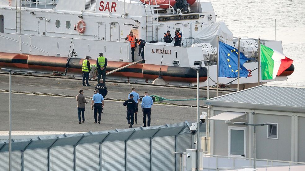 Gerichte hoben zweimal hintereinander die Inhaftierung von Migranten in den albanischen Lagern auf, nachdem sie zuvor von den Behörden auf dem Weg nach Europa im Mittelmeer gestoppt worden waren. (Archivbild) Foto: Vlasov Sulaj/AP/dpa