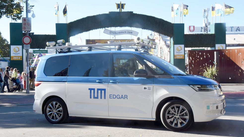 Die TU München testete diesen selbstfahrenden Shuttle beim Oktoberfest. Der Präsident des Kraftfahrtbundesamtes, Richard Damm, rechnet schon in den kommenden Jahren mit einer Roboter-Bus-Revolution in Deutschland. Foto: IMAGO/Lindenthaler