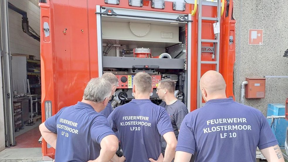 Dier Klostermoorer waren in diesem Jahr schon zur Rohbauabnahme ihres Löschfahrzeugs in Italien. Dort schauten sie sich ein nahezu baugleiches Fahrzeug an, das zu der Zeit in der Produktion stand. Foto: Feuerwehr