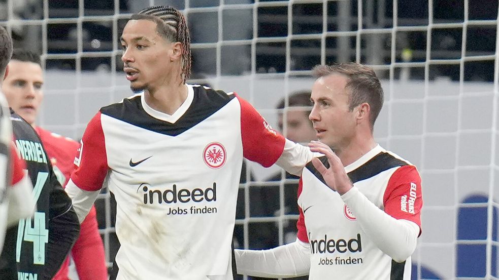 Mario Götze (r) schoss in seinem 100. Pflichtspiel die Führung für Eintracht Frankfurt gegen Werder Bremen. Foto: Thomas Frey/dpa