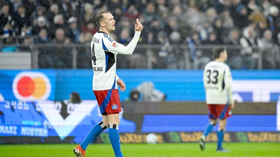 Hamburgs Sebastian Schonlau versucht seine Mannschaft nach dem Schalker Ausgleich zu motivieren. Foto: Gregor Fischer/dpa