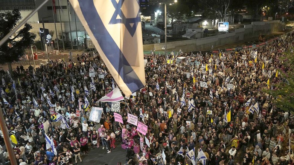 Die Demonstranten forderten die Freilassung der verbliebenen Geiseln. Foto: Maya Alleruzzo/AP